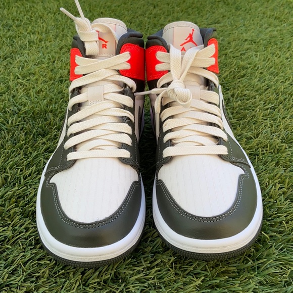 Air Jordan 1 Mid SE - Picture 2 of 5